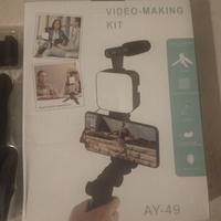 Tripode per luce streaming in diretta