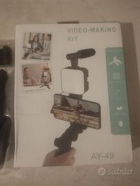 Tripode per luce streaming in diretta