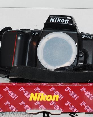 Reflex fotocamera 35mm analogica nikon F-601 AF
