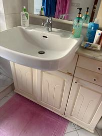 Mobile bagno con lavabo e pensile
