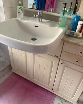 Mobile bagno con lavabo e pensile