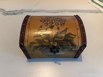 Portagioie in legno con chiusura in metallo