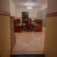 Tavolo con cassapanche e 2 sedie capotavola tutto