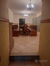 Tavolo con cassapanche e 2 sedie capotavola tutto