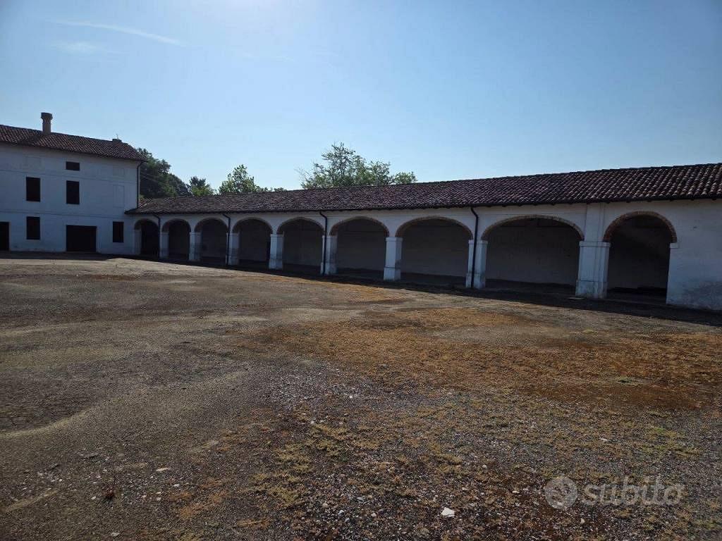 Rustico / Casale di 2500 m² con più di 5 locali a - Vista 5