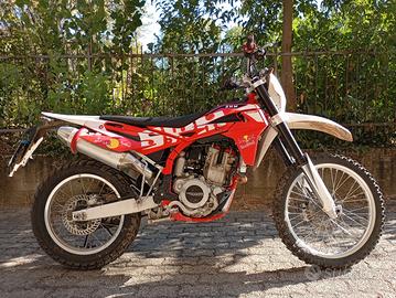 Splendida Moto da Enduro SWM RS 500 R