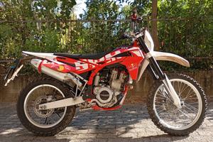 Splendida Moto da Enduro SWM RS 500 R