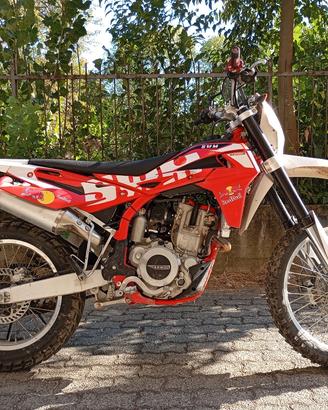 Splendida Moto da Enduro SWM RS 500 R