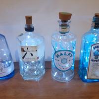 lampade con bottiglie di gin