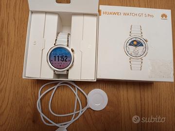 Huawei GT5 pro con cinturino bianco in ceramica 
