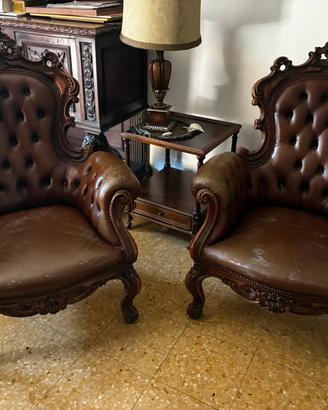 Poltrona in pelle marrone tipo Chesterfield