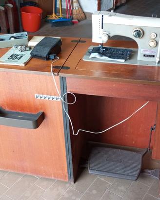 Macchina da cucire elettrica Necchi 554 con mobile