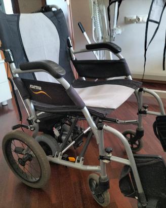 sedia a rotelle con propulsore elettrico