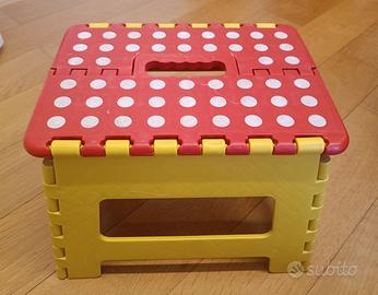 Sgabello pieghevole salvaspazio in plastica