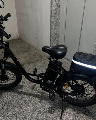 Bicicletta elettrica con accessori