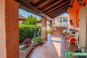 Villetta a schiera con box auto