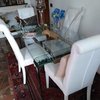 Tavolo in vetro e sedie ecopelle
