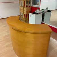 Bancone/scrivania adatto a vari locali