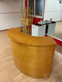 Bancone/scrivania adatto a vari locali