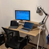 Scrivania WOLTU con ripiano– Come nuova