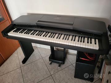 Pianoforte digitale Yamaha Clavinova + Roland U110