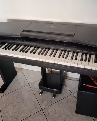 Pianoforte digitale Yamaha Clavinova + Roland U110