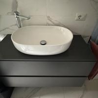 Mobile bagno sospeso con lavabo d’appoggio