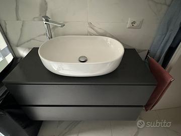 Mobile bagno sospeso con lavabo d’appoggio
