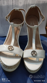 Sandali chiusi dietro col braccialetto tacco unito