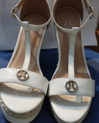 Sandali chiusi dietro col braccialetto tacco unito