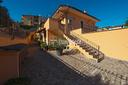 villa-trifamiliare-con-spazi-esterni-ampi-e-posto