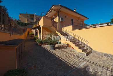 VILLA TRIFAMILIARE CON SPAZI ESTERNI AMPI E POSTO