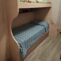 Struttura letto a castello con scala contenitore