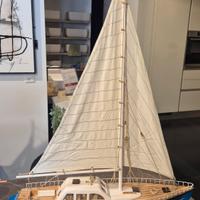 modellino di barca a vela in legno