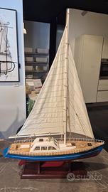 modellino di barca a vela in legno