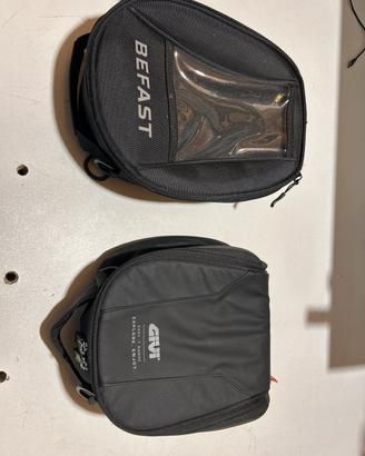 Giacca moto, stivaletti e borse serbatoio