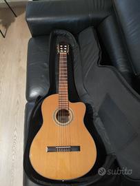 Chitarra classica Cort  cutawey elettrificata 