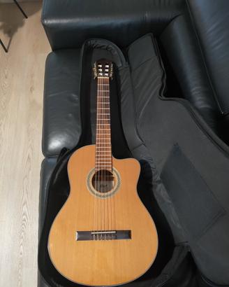 Chitarra classica Cort  cutawey elettrificata 