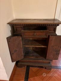 Mobiletto antico in legno massiccio