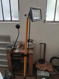 faretto in alluminio con 3 gambe altezza cm180