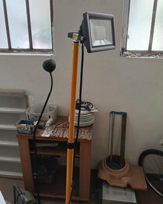 faretto in alluminio con 3 gambe altezza cm180