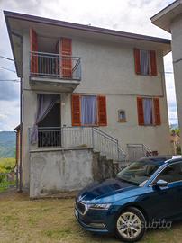 Casa indipendente in piccolo borgo