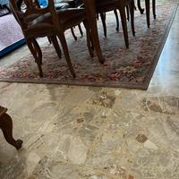 Tappeto meccanico, disegnato a fiori.