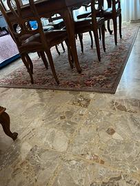 Tappeto meccanico, disegnato a fiori.