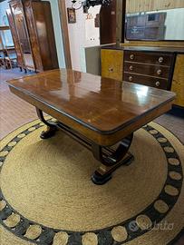 Tavolo in legno vintage con gambe a giorno