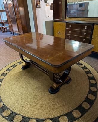 Tavolo in legno vintage con gambe a giorno