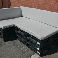 Divano angolare nero su pallet con cuscini artigia
