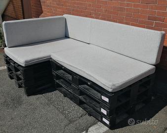 Divano angolare nero su pallet con cuscini artigia
