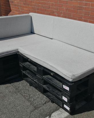Divano angolare nero su pallet con cuscini artigia