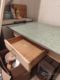 Tavolo in formica verde + 4 sedie coordinate